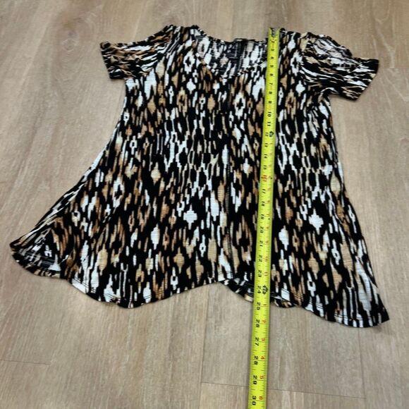 Cable & Gauge, Cold Shoulder Animal Print V-neck T-Shirt, Women’s Medium - Picture 7 of 8